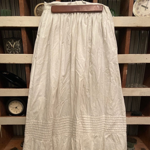 Beauriful Vintage Cotton pleated skirt with tatting and lace. #boho #vintage #cotton