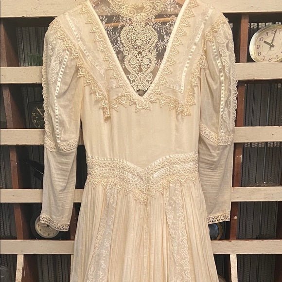 Beautiful Vintage Wedding Dress - Sweet Harvest FarmsVintageSweet Harvest Farms