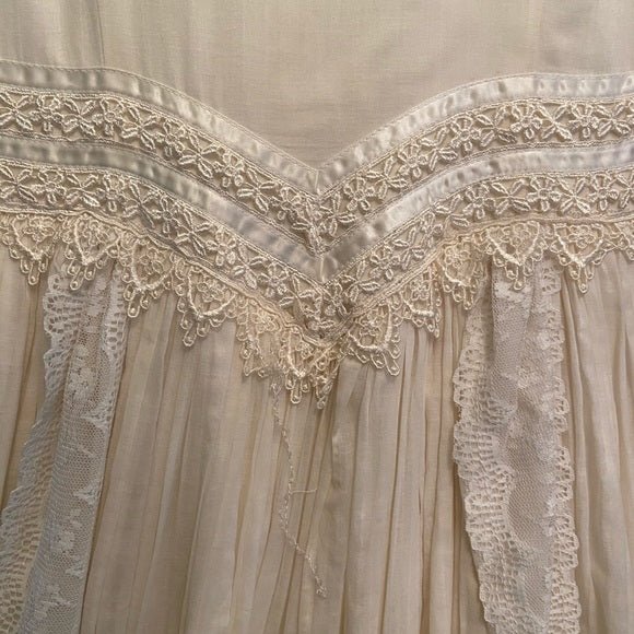 Beautiful Vintage Wedding Dress - Sweet Harvest FarmsVintageSweet Harvest Farms