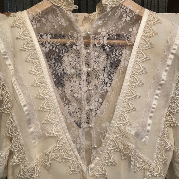 Beautiful Vintage Wedding Dress - Sweet Harvest FarmsVintageSweet Harvest Farms