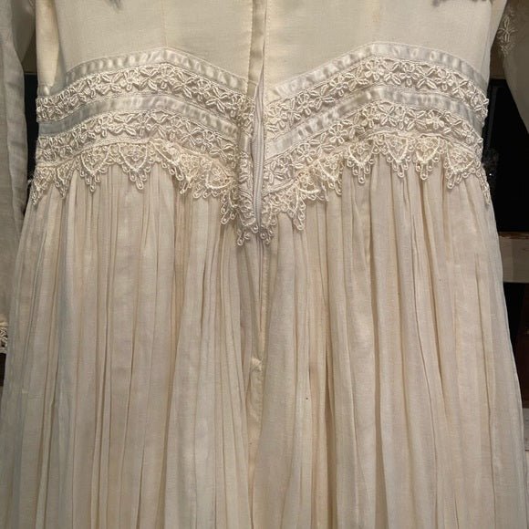 Beautiful Vintage Wedding Dress - Sweet Harvest FarmsVintageSweet Harvest Farms