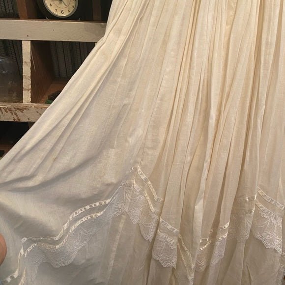 Beautiful Vintage Wedding Dress - Sweet Harvest FarmsVintageSweet Harvest Farms