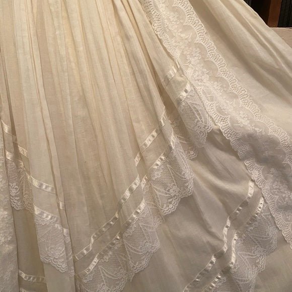 Beautiful Vintage Wedding Dress - Sweet Harvest FarmsVintageSweet Harvest Farms